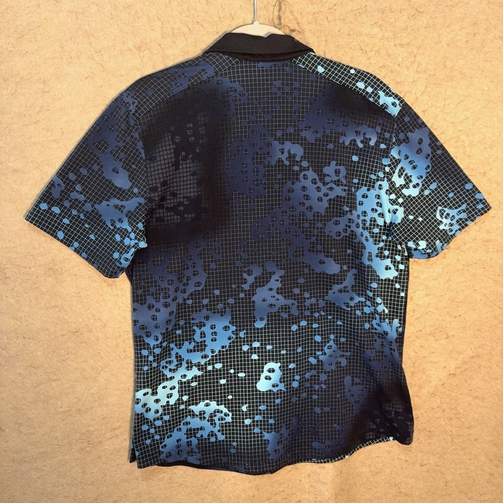 Under Armour Curry‎ Polar Polo Shirt Mens Sz L Blue Black Geometric Fitted Logo - Picture 2 of 7